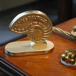 Segnatavoli in Ottone Fuso Smaltato Nautilus