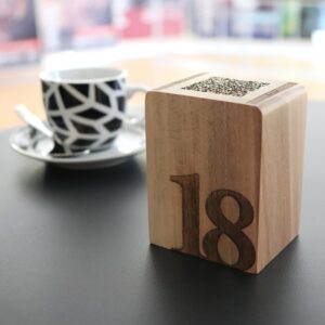 Segnatavolo in Legno Naturale Sostenibile QR Code Table