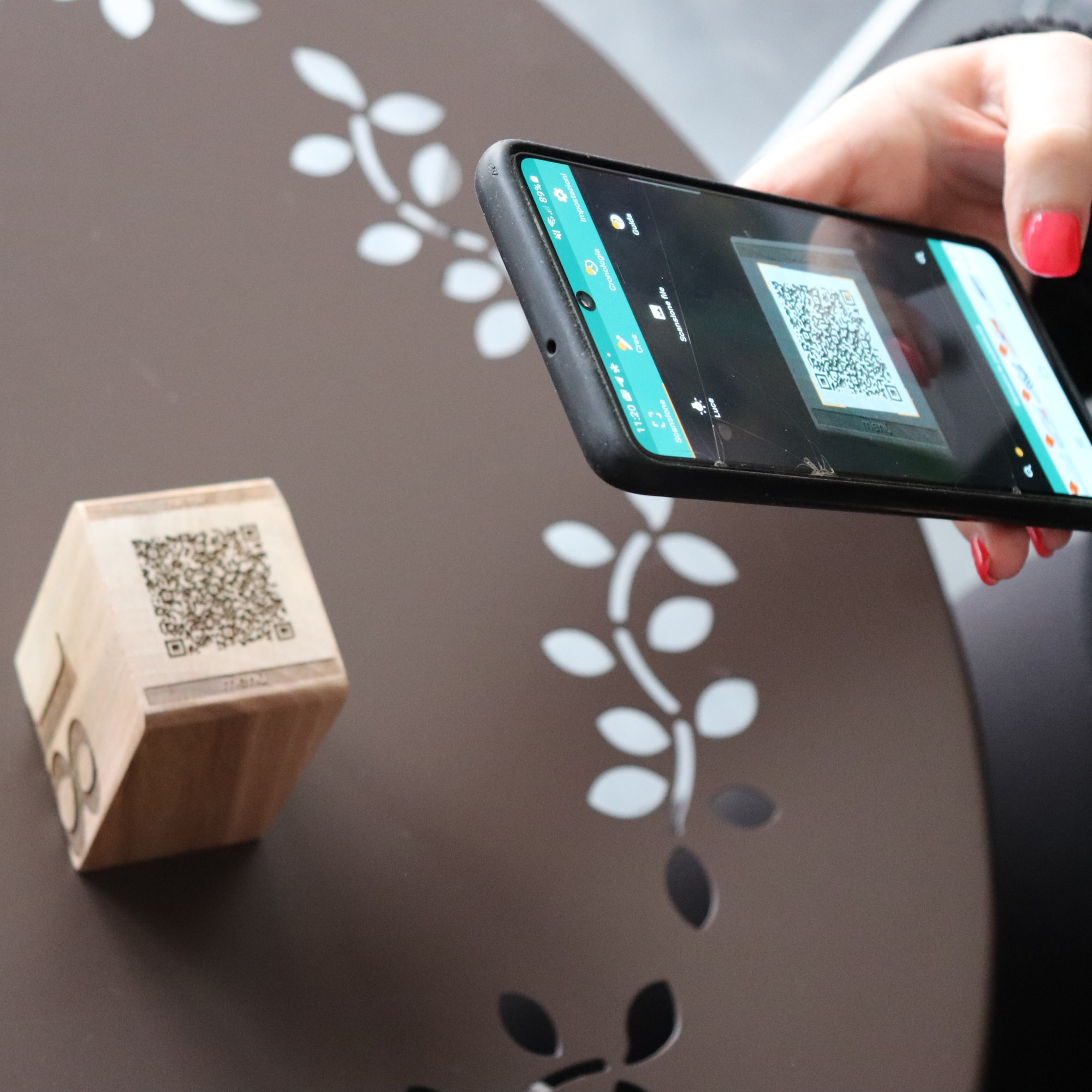Segnatavolo in Legno Naturale Sostenibile QR Code Table - immagine 3